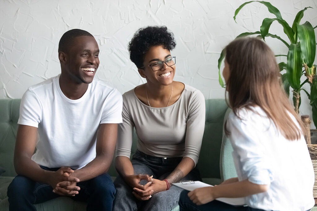 addiction specialist meeting with family to explain what to expect in family therapy for addiction recovery